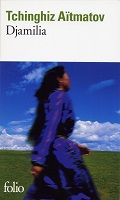 Couverture de Djamilia. Une femme aux cheveux longs, en robe, est prise en photo de profil dans une plaine, sous le soleil. Elle est en train de bouger, la photo est floue.
